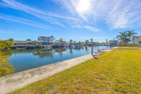 House in Hernando Beach, Florida 3 bedrooms, 131.18 sq.m. № 2103283 - photo 10