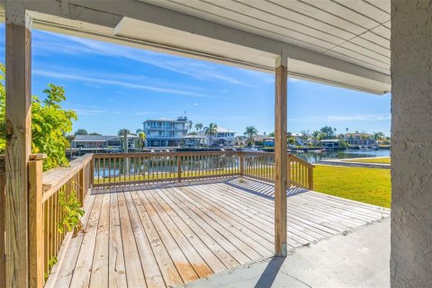 House in Hernando Beach, Florida 3 bedrooms, 131.18 sq.m. № 2103283 - photo 5