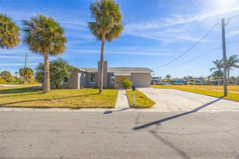 House in Hernando Beach, Florida 3 bedrooms, 131.18 sq.m. № 2103283 - photo 7