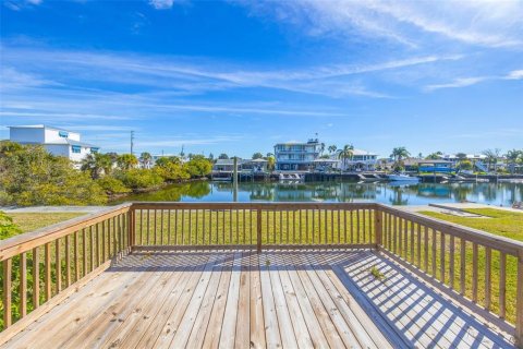 House in Hernando Beach, Florida 3 bedrooms, 131.18 sq.m. № 2103283 - photo 3