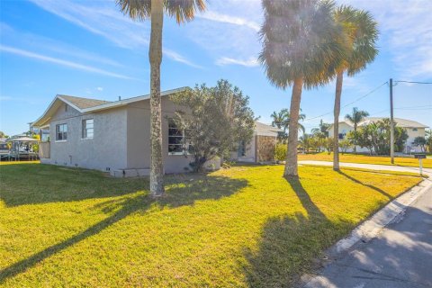 House in Hernando Beach, Florida 3 bedrooms, 131.18 sq.m. № 2103283 - photo 13