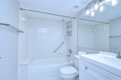 Condo in Tarpon Springs, Florida, 2 bedrooms № 2371400 - photo 19