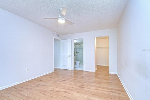 Condo in Tarpon Springs, Florida, 2 bedrooms № 2371400 - photo 23
