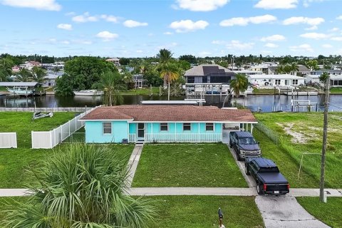 House in Port Charlotte, Florida 3 bedrooms, 140.47 sq.m. № 2196538