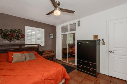 House in Miami, Florida 3 bedrooms, 137.12 sq.m. № 2399655 - photo 17