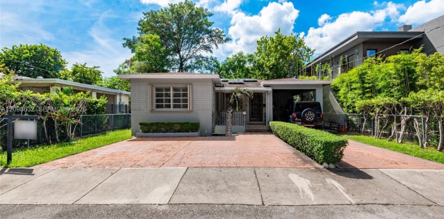 House in Miami, Florida 3 bedrooms, 137.12 sq.m. № 2399655