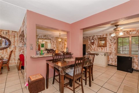 House in Miami, Florida 3 bedrooms, 137.12 sq.m. № 2399655 - photo 9