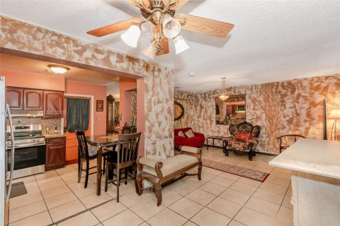 House in Miami, Florida 3 bedrooms, 137.12 sq.m. № 2399655 - photo 8