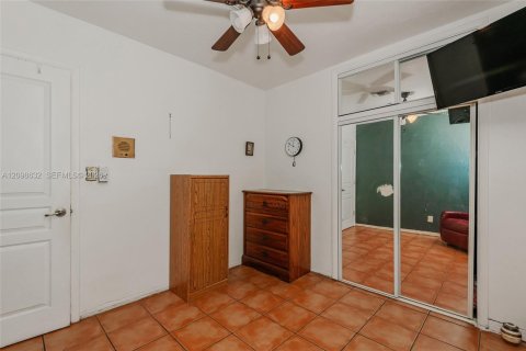 House in Miami, Florida 3 bedrooms, 137.12 sq.m. № 2399655 - photo 15