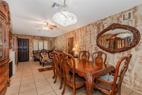 House in Miami, Florida 3 bedrooms, 137.12 sq.m. № 2399655 - photo 30