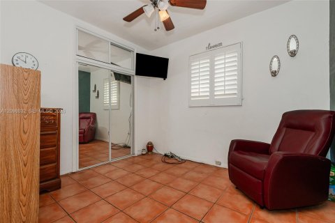 House in Miami, Florida 3 bedrooms, 137.12 sq.m. № 2399655 - photo 14