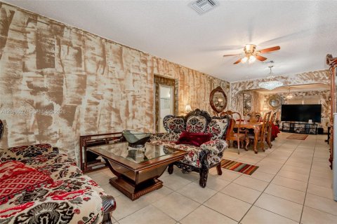 House in Miami, Florida 3 bedrooms, 137.12 sq.m. № 2399655 - photo 28