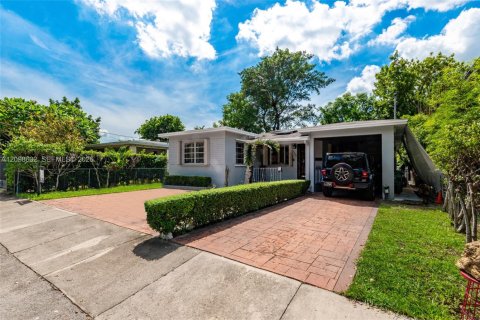 House in Miami, Florida 3 bedrooms, 137.12 sq.m. № 2399655 - photo 25