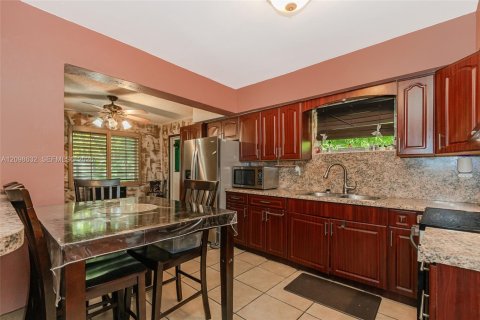 House in Miami, Florida 3 bedrooms, 137.12 sq.m. № 2399655 - photo 6