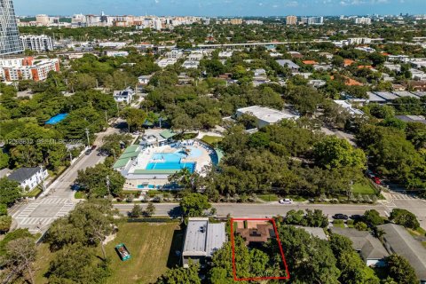 House in Miami, Florida 3 bedrooms, 137.12 sq.m. № 2399655 - photo 24
