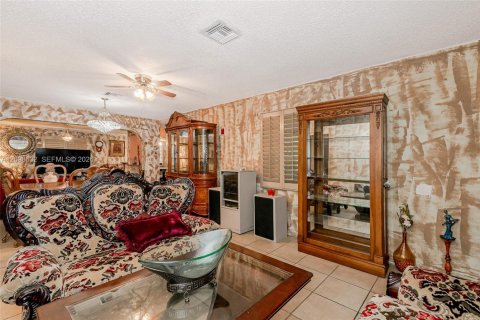 House in Miami, Florida 3 bedrooms, 137.12 sq.m. № 2399655 - photo 29