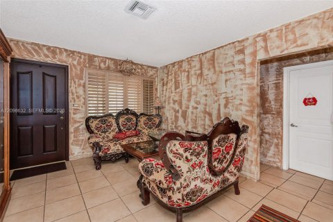 House in Miami, Florida 3 bedrooms, 137.12 sq.m. № 2399655 - photo 27