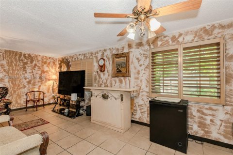 House in Miami, Florida 3 bedrooms, 137.12 sq.m. № 2399655 - photo 5