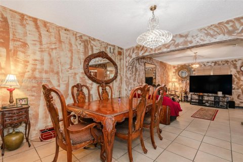 House in Miami, Florida 3 bedrooms, 137.12 sq.m. № 2399655 - photo 2