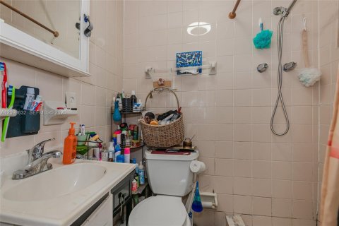 House in Miami, Florida 3 bedrooms, 137.12 sq.m. № 2399655 - photo 13