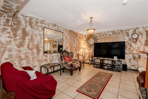 House in Miami, Florida 3 bedrooms, 137.12 sq.m. № 2399655 - photo 4