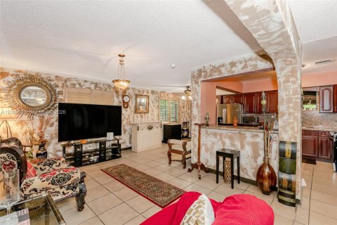 House in Miami, Florida 3 bedrooms, 137.12 sq.m. № 2399655 - photo 3