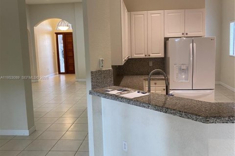 Villa ou maison à louer à Cutler Bay, Floride: 4 chambres, 231.88 m2 № 2008828 - photo 4