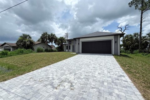 House in North Port, Florida 4 bedrooms, 200.02 sq.m. № 1834627 - photo 2