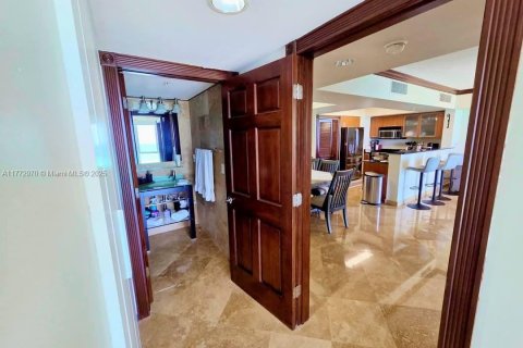 Condominio en venta en Sunny Isles Beach, Florida, 1 dormitorio, 84.17 m2 № 1983285 - foto 15