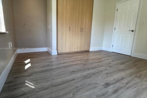 House in Miami, Florida 2 bedrooms, 119.66 sq.m. № 2031840 - photo 19