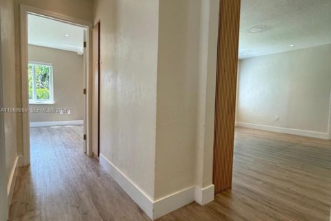 House in Miami, Florida 2 bedrooms, 119.66 sq.m. № 2031840 - photo 24