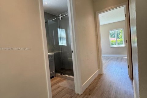 House in Miami, Florida 2 bedrooms, 119.66 sq.m. № 2031840 - photo 25