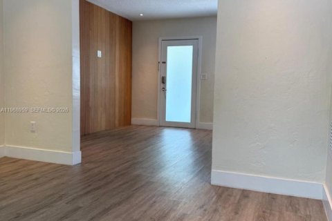 House in Miami, Florida 2 bedrooms, 119.66 sq.m. № 2031840 - photo 26