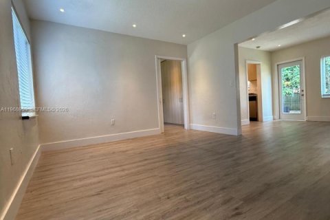 House in Miami, Florida 2 bedrooms, 119.66 sq.m. № 2031840 - photo 13