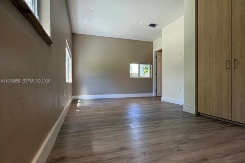 House in Miami, Florida 2 bedrooms, 119.66 sq.m. № 2031840 - photo 16