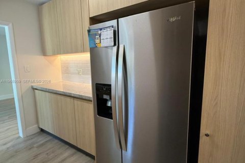 House in Miami, Florida 2 bedrooms, 119.66 sq.m. № 2031840 - photo 10