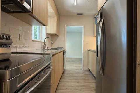 House in Miami, Florida 2 bedrooms, 119.66 sq.m. № 2031840 - photo 7