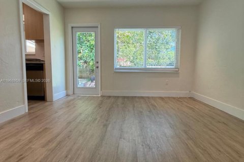 House in Miami, Florida 2 bedrooms, 119.66 sq.m. № 2031840 - photo 17