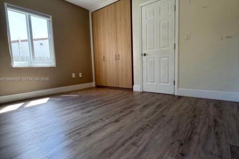 House in Miami, Florida 2 bedrooms, 119.66 sq.m. № 2031840 - photo 20