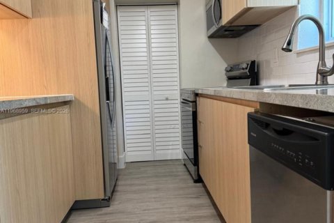 House in Miami, Florida 2 bedrooms, 119.66 sq.m. № 2031840 - photo 9