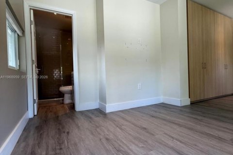 House in Miami, Florida 2 bedrooms, 119.66 sq.m. № 2031840 - photo 21