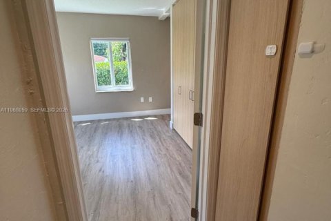 House in Miami, Florida 2 bedrooms, 119.66 sq.m. № 2031840 - photo 27