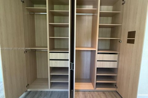 House in Miami, Florida 2 bedrooms, 119.66 sq.m. № 2031840 - photo 29