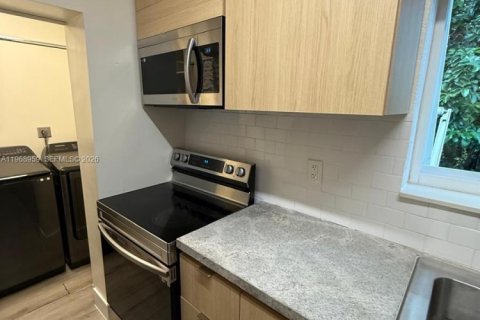 House in Miami, Florida 2 bedrooms, 119.66 sq.m. № 2031840 - photo 6