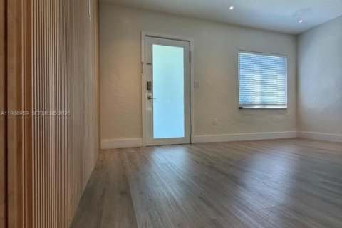 House in Miami, Florida 2 bedrooms, 119.66 sq.m. № 2031840 - photo 14