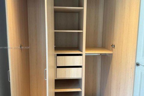 House in Miami, Florida 2 bedrooms, 119.66 sq.m. № 2031840 - photo 28