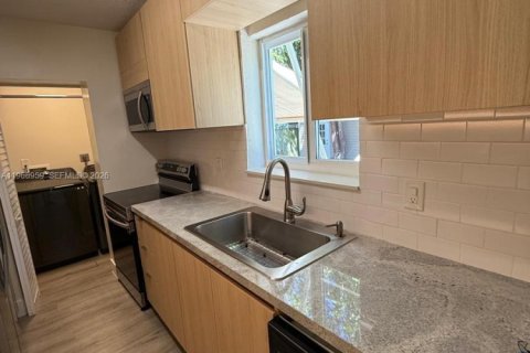 House in Miami, Florida 2 bedrooms, 119.66 sq.m. № 2031840 - photo 11