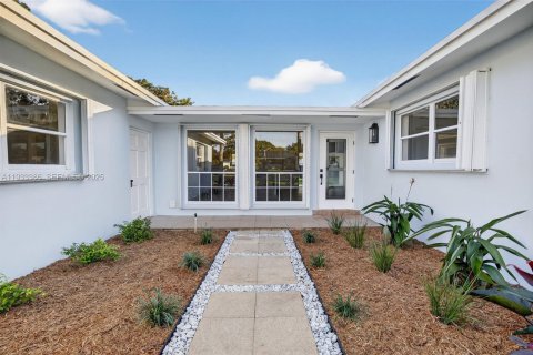 Casa en venta en Plantation, Florida, 4 dormitorios, 190.73 m2 № 1992478 - foto 2