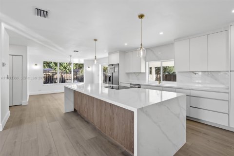 Casa en venta en Plantation, Florida, 4 dormitorios, 190.73 m2 № 1992478 - foto 1