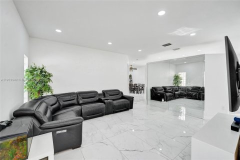 Villa ou maison à louer à Weston, Floride: 3 chambres, 138.89 m2 № 1969825 - photo 8